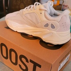 Yeezy boost 700